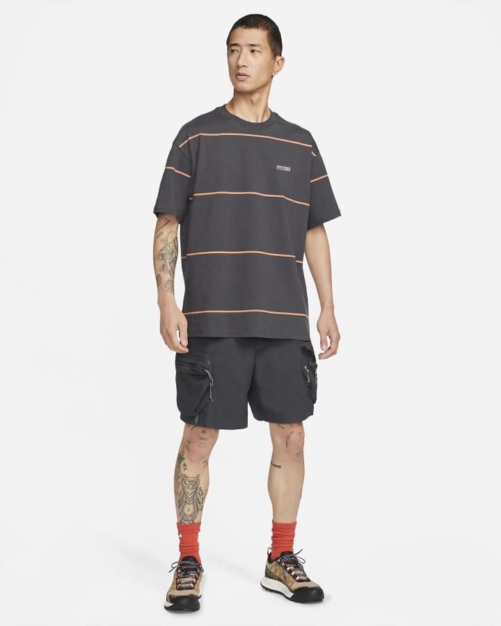 Camiseta Nike ACG A Rayas Hombre Gris Oscuro Rojas | CVDNI-1823