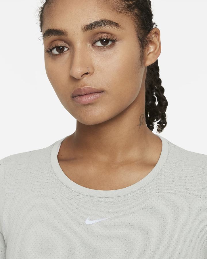 Camiseta Nike Dri-FIT ADV Aura Slim-Fit Short-Sleeve Top Mujer Gris | YTAXS-9501
