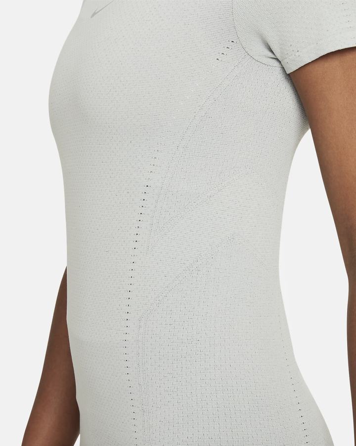 Camiseta Nike Dri-FIT ADV Aura Slim-Fit Short-Sleeve Top Mujer Gris | YTAXS-9501