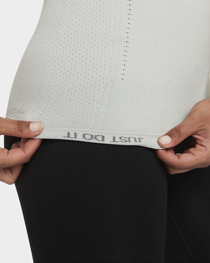 Camiseta Nike Dri-FIT ADV Aura Slim-Fit Short-Sleeve Top Mujer Gris | YTAXS-9501