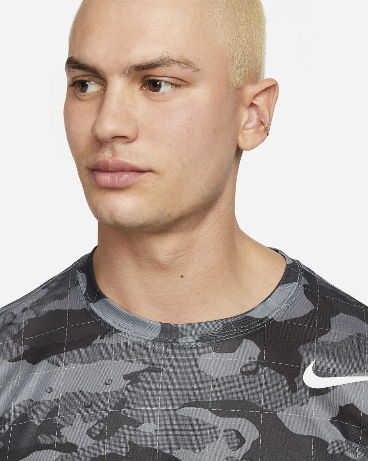 Camiseta Nike Dri-FIT Legend Camo Training Hombre Gris | SZJPN-0643