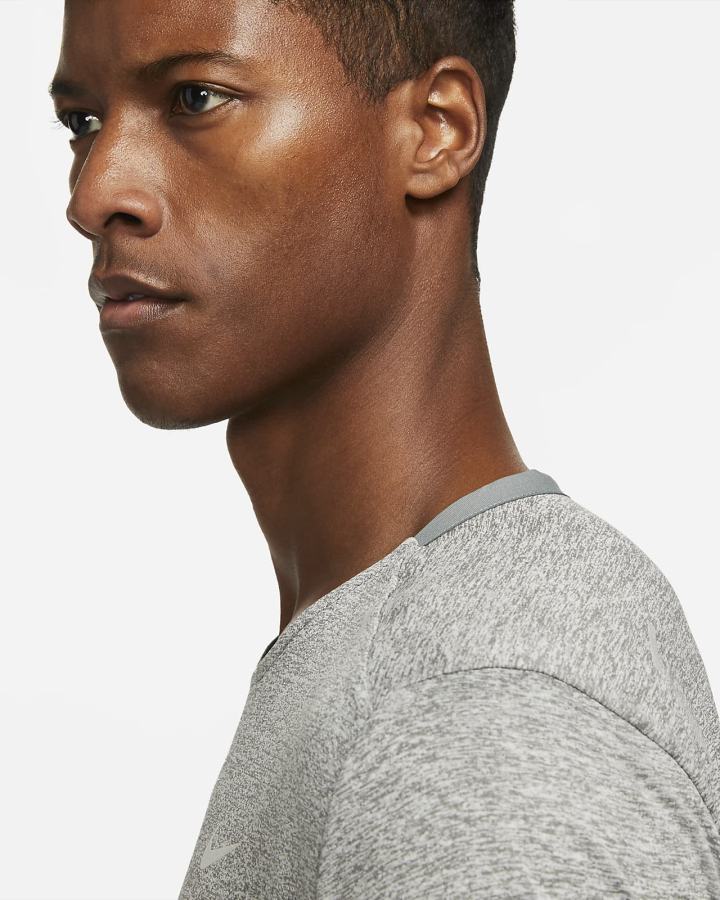 Camiseta Nike Dri-FIT Rise 365 Short-Sleeve Hombre Gris | KXHIR-5769