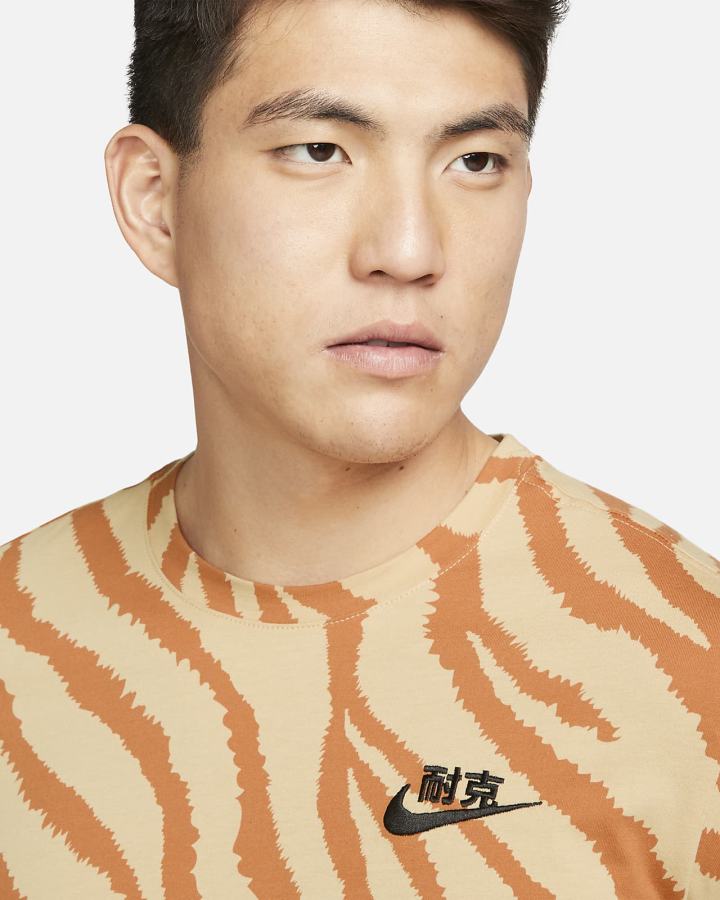 Camiseta Nike Sportswear Hombre Amarillo Oscuro | BZQGI-6945