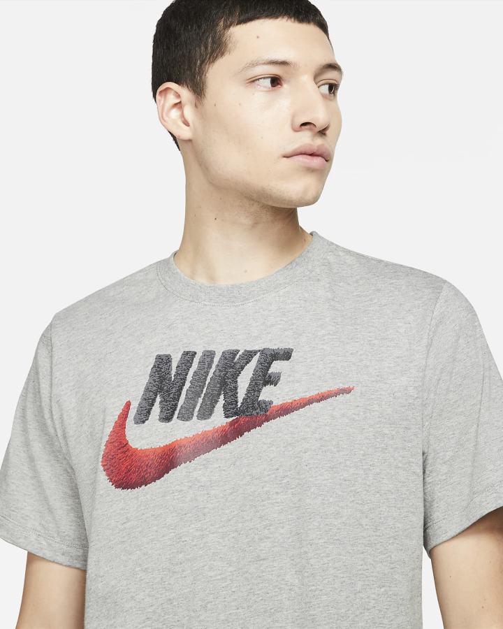 Camiseta Nike Sportswear Hombre Gris Oscuro Negras Rojas | OFQKD-4067