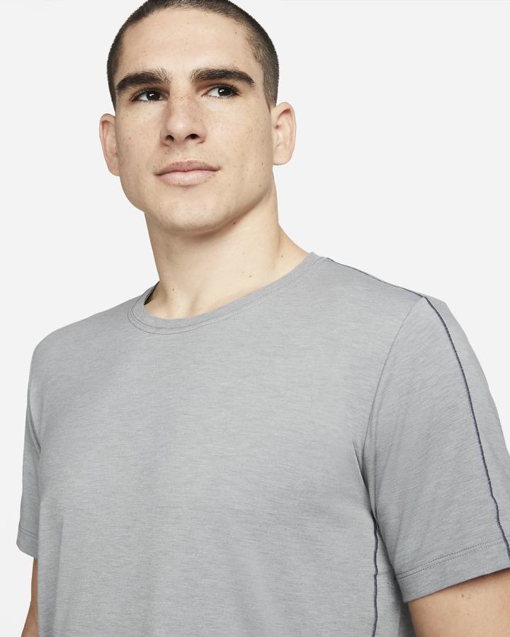 Camiseta Nike Yoga Dri-FIT Top Hombre Gris Claro | OCKRG-2041