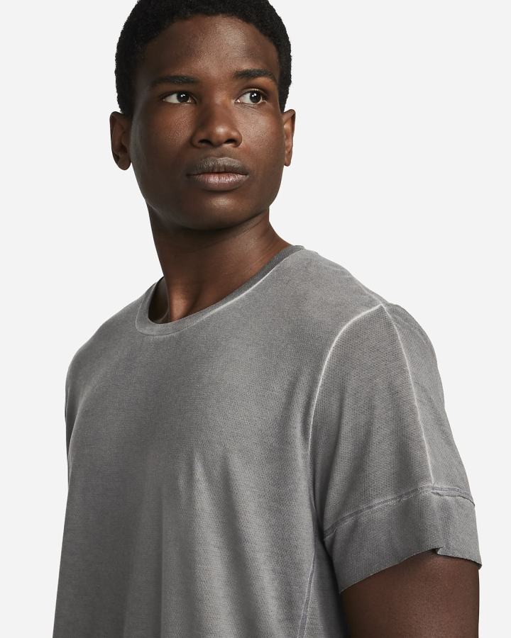 Camiseta Nike Yoga Dri-FIT Top Hombre Gris Oscuro | OXWSU-5672