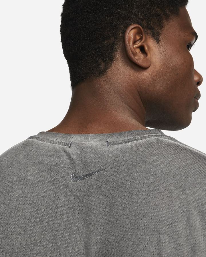 Camiseta Nike Yoga Dri-FIT Top Hombre Gris Oscuro | OXWSU-5672