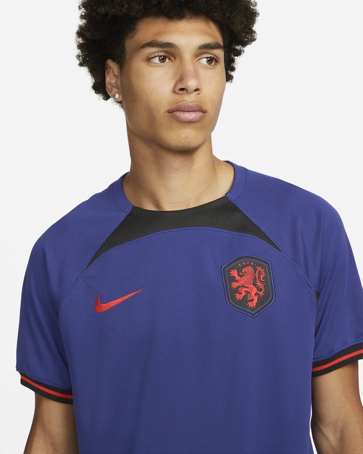 Jersey Nike Netherlands 2022/23 Stadium Away Dri-FIT Soccer Hombre Azul Real Azules Negras Rojas | JRWFN-6425