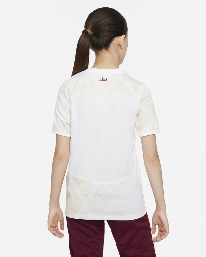 Jersey Nike Qatar 2022/23 Stadium Away Kids Dri-FIT Soccer Niña Blancas Burdeos | GNDYV-8472