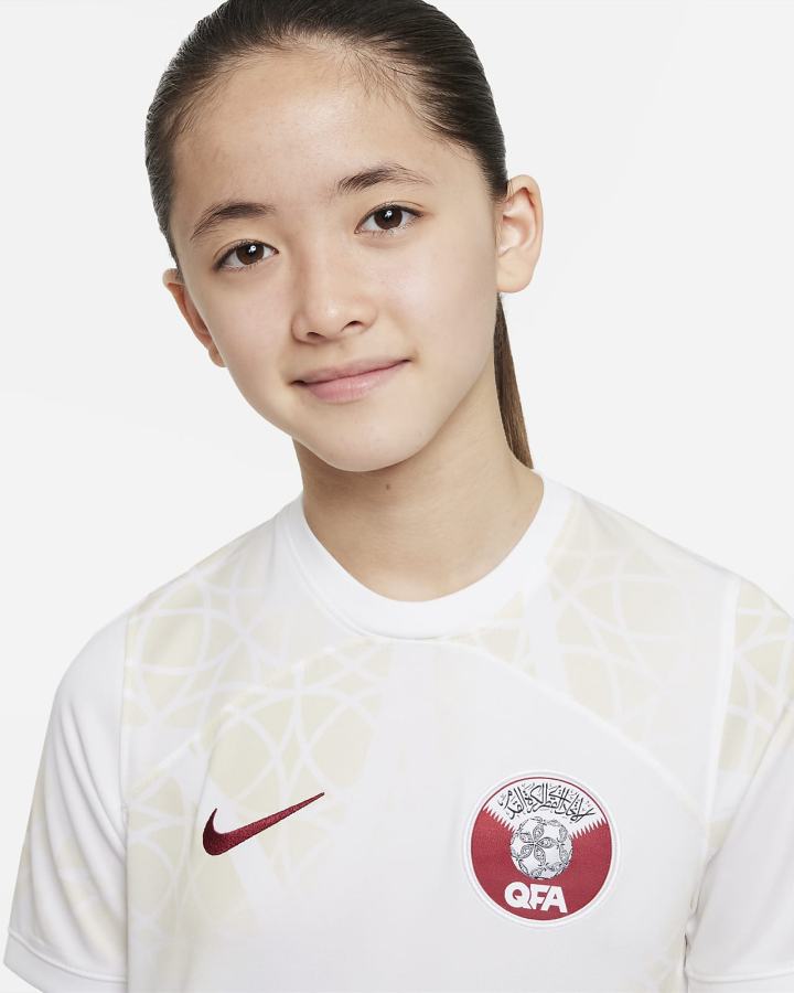Jersey Nike Qatar 2022/23 Stadium Away Kids Dri-FIT Soccer Niña Blancas Burdeos | GNDYV-8472