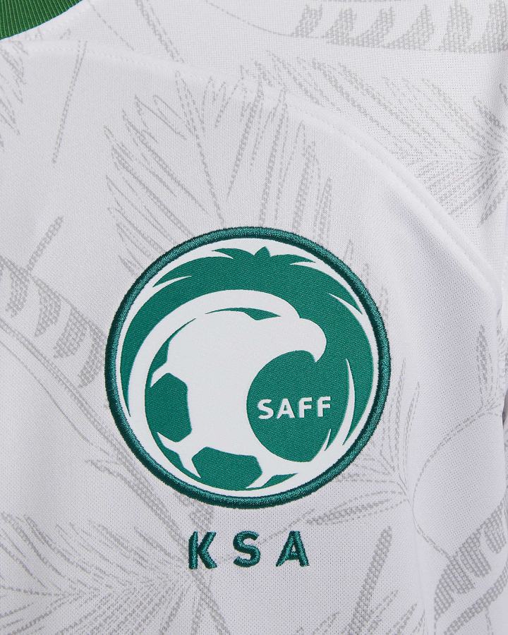 Jersey Nike Saudi Arabia 2022/23 Stadium Home Dri-FIT Soccer Hombre Blancas Verde | RPQLO-0523